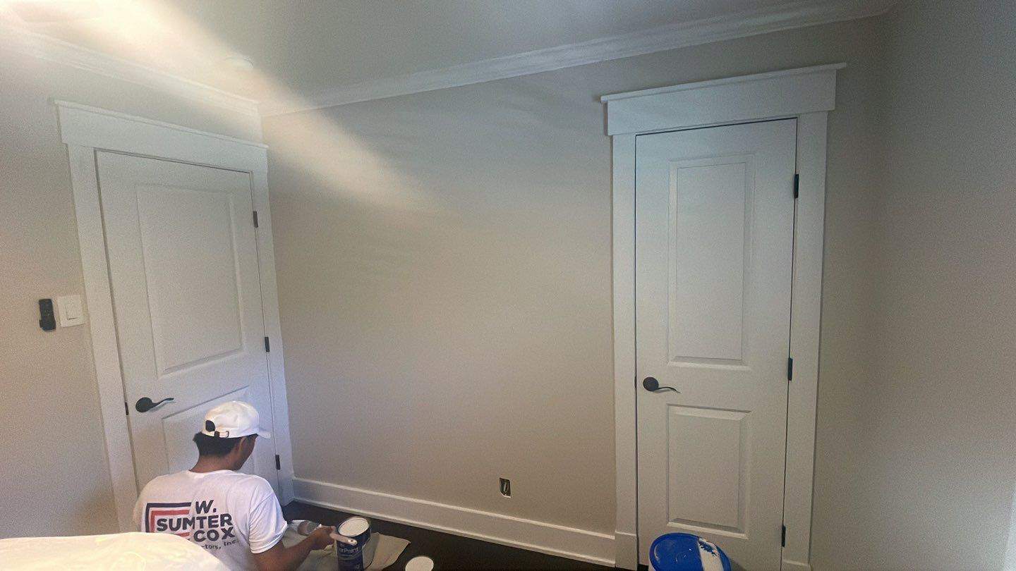 a man painting the wall- interior house painters in charlotte nc